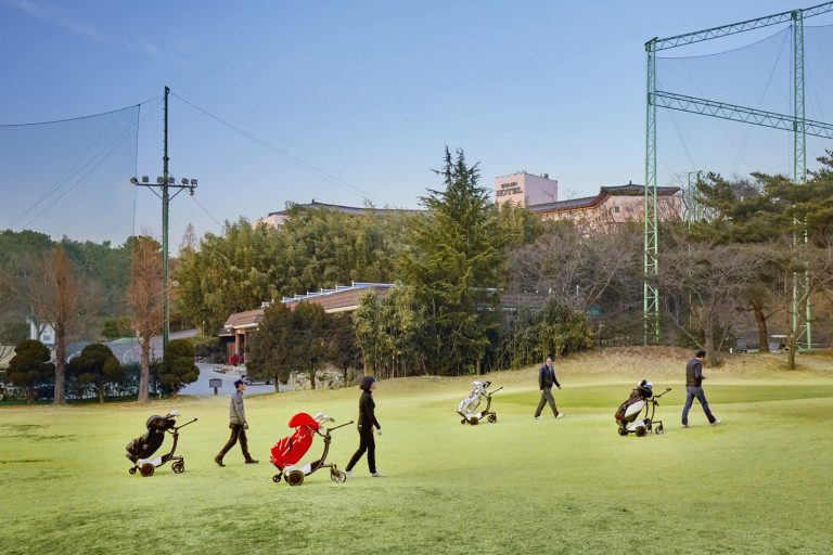 AI 로봇 캐디와 골프 치고, VR로 객실서 여행하고 호텔업계, 언택트 신기술 체험하는 ’테크 투어리즘’이 뜬다 AI 로봇 캐디와 골프 치고, VR로 객실서 여행하고 호텔업계, 언택트 신기술 체험하는 ’테크 투어리즘’이 뜬다