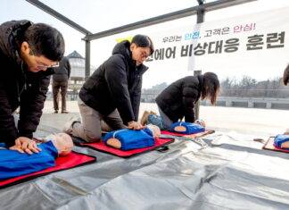 진에어 직원, 인천공항에서 의식 잃고 쓰러진 외국인 승객 구해