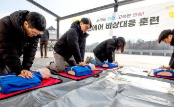 진에어 직원, 인천공항에서 의식 잃고 쓰러진 외국인 승객 구해