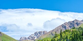 초원과 빙하, 사막과 호수가 공존하는 ‘중앙아시아의 심장’을 걷다