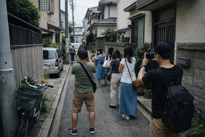 가마쿠라 주택가 골목에서 사진을 찍는 관광객들과 생활도로 풍경