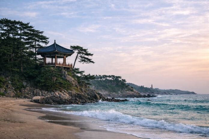 ChatGPT Image 2026년 4월 16일 오전 02_41_23 강원 양양 하조대의 해안 절벽 위 정자와 소나무 숲, 잔잔한 파도가 밀려오는 해변 풍경