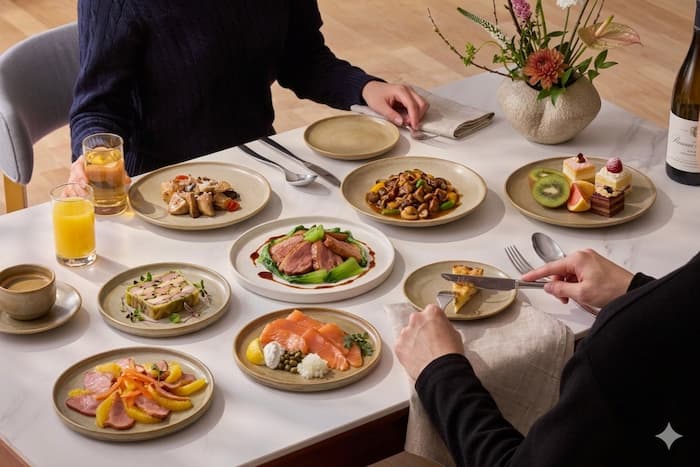 서울드래곤시티 인 스타일 뷔페의 대표 메뉴인 동파육, 스테이크, 깐쇼새우가 담긴 고화질 플레이팅 사진.