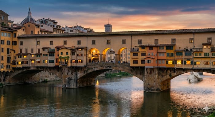 이탈리아 피렌체 아르노 강의 베키오 다리 