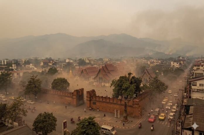 태국 치앙마이 타패 문 너머로 보이는 연례적인 산불 연무와 버닝 시즌 대기오염