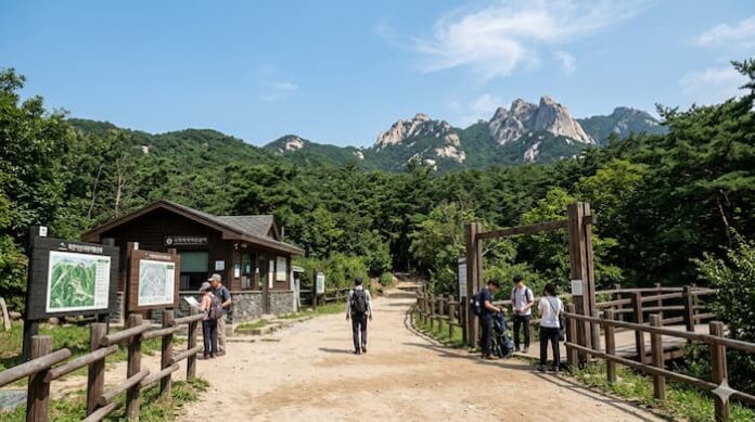 북한산 국립공원 입구와 한산한 등산로 풍경