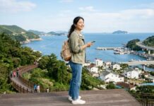 아고다 조사로 본 한국 Z세대 여행법… “어디보다 무엇을 하느냐가 더 중요했다” 밝은 표정의 젊은 여행자가 탁 트인 풍경 앞에서 여행을 즐기는 모습