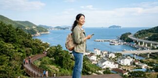 아고다 조사로 본 한국 Z세대 여행법… “어디보다 무엇을 하느냐가 더 중요했다” 밝은 표정의 젊은 여행자가 탁 트인 풍경 앞에서 여행을 즐기는 모습