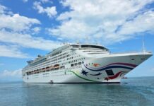 “항공권 폭등, 배가 답이다”… 스타드림크루즈, 아시아 럭셔리 시장 ‘정면돌파’ 스타드림크루즈의 대형 크루즈선 스타보이저호가 푸른 바다 위를 항해하는 모습. 흰색 선체에 별 문양과 ‘STAR VOYAGER’ 영문 로고가 선명하게 보인다.