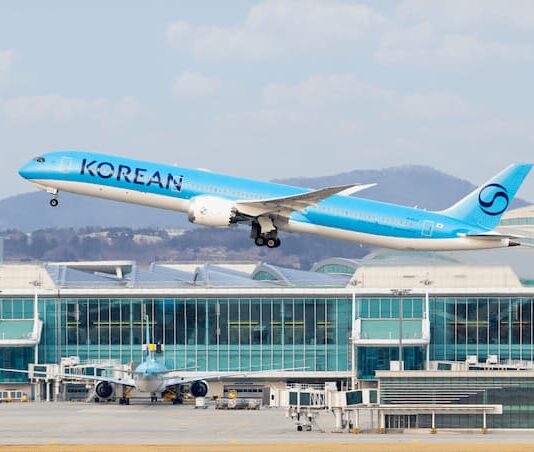 4조 매출에도 ‘비상경영’ 선포… 대한항공의 선제적 위기 대응과 정책적 과제 대한항공 항공기가 인천공항 활주로에서 이륙을 준비하는 모습. 2026년 1분기 역대 최대 실적 기록