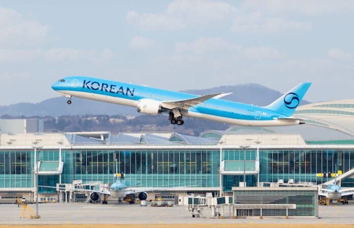 대한항공 항공기가 인천공항 활주로에서 이륙을 준비하는 모습. 2026년 1분기 역대 최대 실적 기록